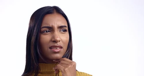 Confundida, mujer y pensando en un recuerdo o recuerda con duda a una niña india sobre fondo blanco