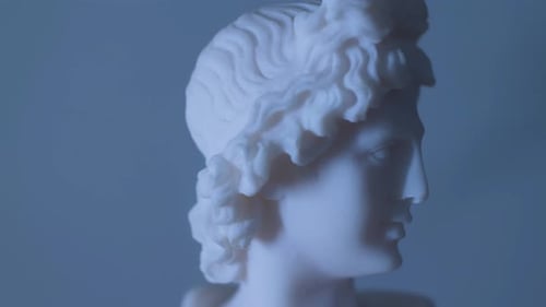 Rotierende Statue des griechischen Gottes Hermes in warmem Licht