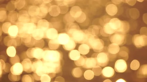 Mer dorée floue au coucher du soleil Le soleil se reflète et scintille sur les vagues avec un effet bokeh illuminant