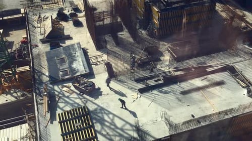 Baustelle mit herumlaufenden Arbeitern