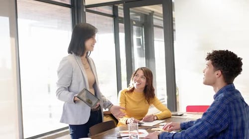 Projet de design d'intérieur, équipe multiraciale discutant avec une tablette numérique et du matériel, au bureau