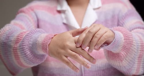 Frau hat Bürosyndrom und Entspannungsarthritis mit Selbstmassage Dehnung Fingerreflexol