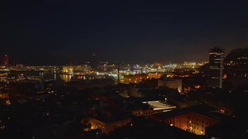 Luftaufnahmen von beleuchteten Booten und Anlegestellen im Hafen, die bis in die Nacht hinein leuchten Barcelona