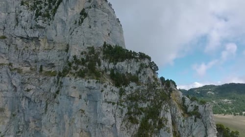Überholen Sie die Felsenklippe, den Berg und die Pinien ins Tal.