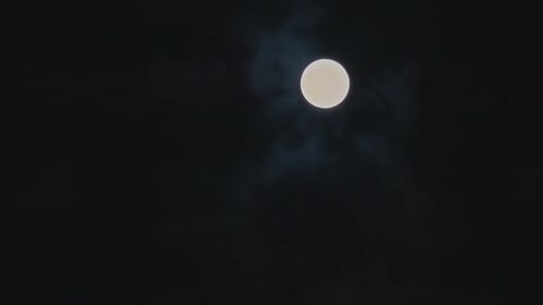 Mond bewegt sich zwischen Wolken