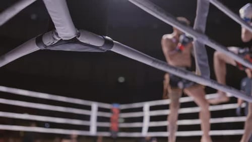 Ein Mann boxt in einem Ring mit einem Schiedsrichter