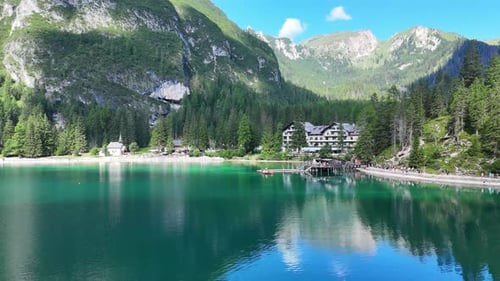 Vista aérea del Pragser Wildsee, también conocido como lago Prags o lago Braies.