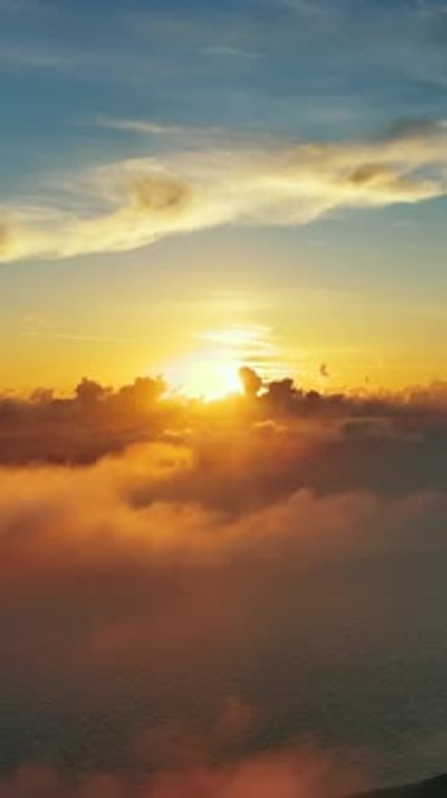 Vue aérienne des nuages lumineux du coucher du soleil
