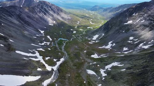 Vue aérienne : Les pentes du mont Telposiz, le principal sommet du nord de l'Oural