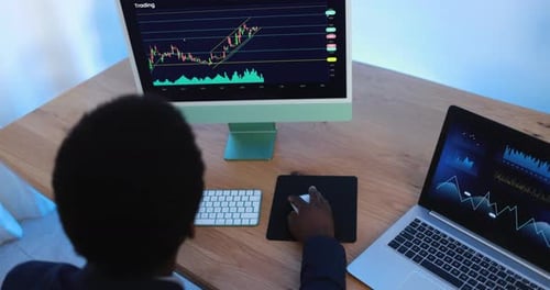 Business Trader Afrikaner arbeitet zu Hause und macht Marktforschung