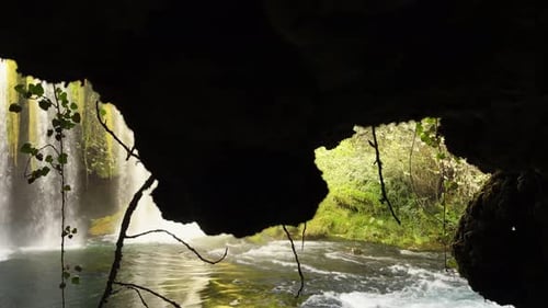 Blick auf den wilden Wasserfall in der Höhle 3