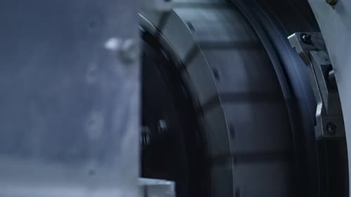 Moderne Reifenprägetechnik im Einsatz in einer technologisch automatisierten Anlage in Nahaufnahme. Industriell