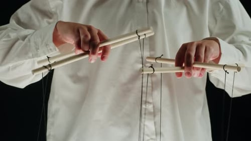 The Puppeteer Controls the Puppets in the Theater Managing People at Work in Politics and Government