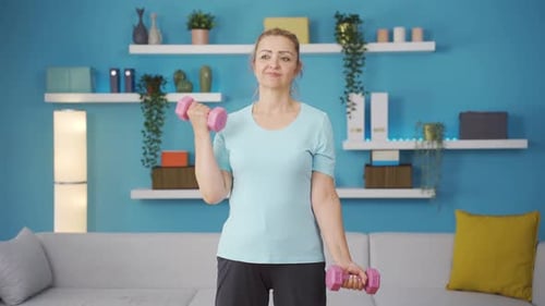 Woman working out arm muscle with dumbbells.