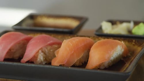 Köstliches Sushi-Sortiment mit Lachs, Avocado und Garnelen in einem japanischen Restaurant