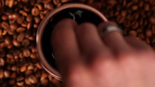Tasse schwarzen Kaffee mit Blick von oben, umgeben von Kaffeebohnen
