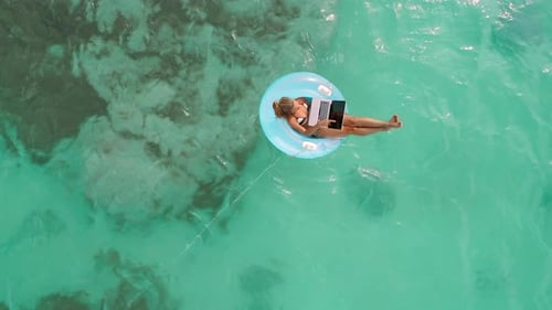 Quadcopter mit Luftdrohne, einer Frau, die einen Laptop benutzt, Konzept von