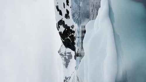 Im Südpolarmeer vor der Küste der Antarktis zieht ein riesiger Hochgletscher vorbei
