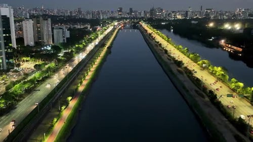Paisagem noturna da rodovia Marginal Pinheiros em São Paulo, Brasil