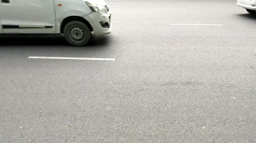 the movement of vehicles cars bikes on india gate circle in delhi.