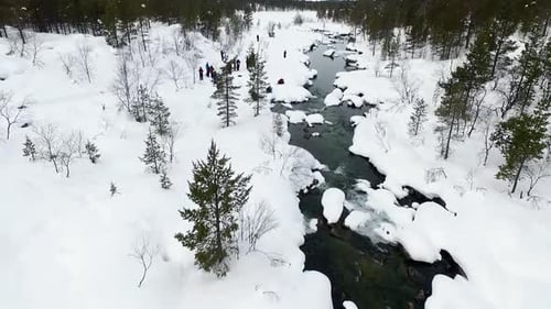 Grupo de pessoas na neve da Lapônia, vista aérea