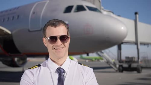Flughafenpilot Aviation Man Flugzeugarbeiter Mann in der Nähe von Flugzeug Flugzeug Transport Officer