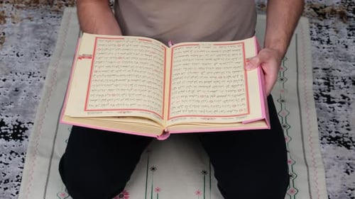 Muslim liest den Koran