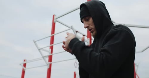 Trainingsmotivation, mittlere Aufnahme eines Sportlers, der sich draußen im Fitnessstudio im Freien aufwärmt, starker, fitter Mann