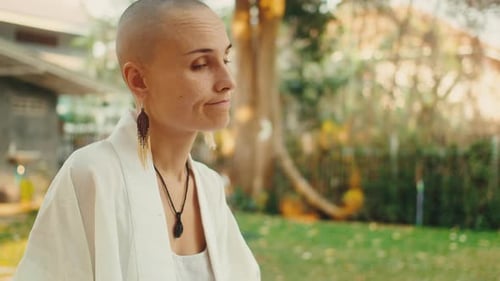 Bald Fortune Teller lisant des cartes de tarot