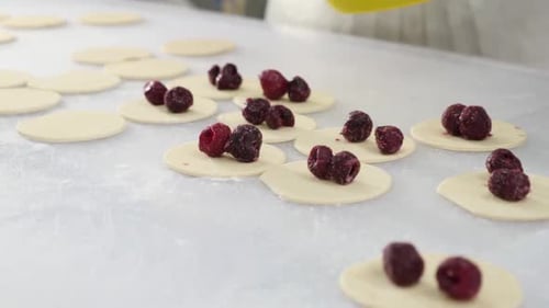 Dk 46. Elaboración de albóndigas moldeadas con cerezas. Trabajo en equipo en la cocina. Cocina casera.