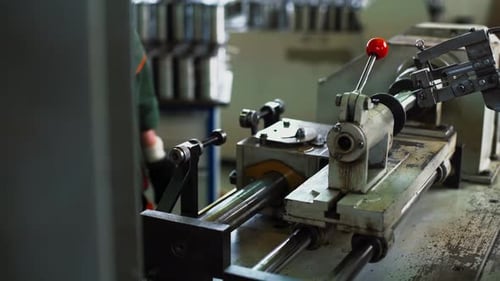 Draht auf Spulen für die Herstellung von Metallschläuchen aufwickeln