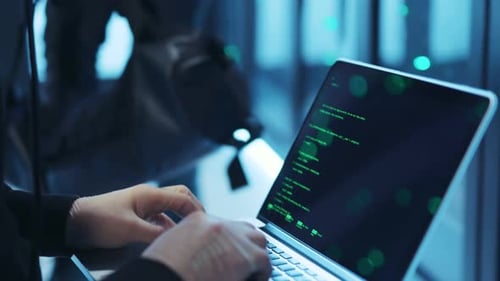 Engajando-se na programação em ação Um entusiasta de tecnologia e codificação trabalhando apaixonadamente