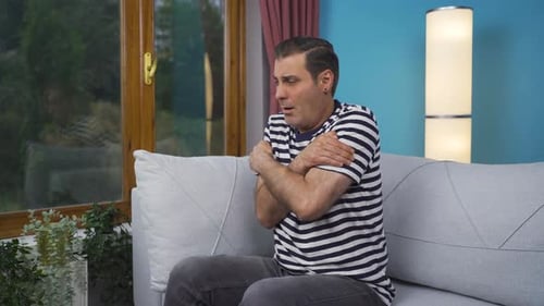 Un homme malade regarde par la fenêtre pour se détendre.
