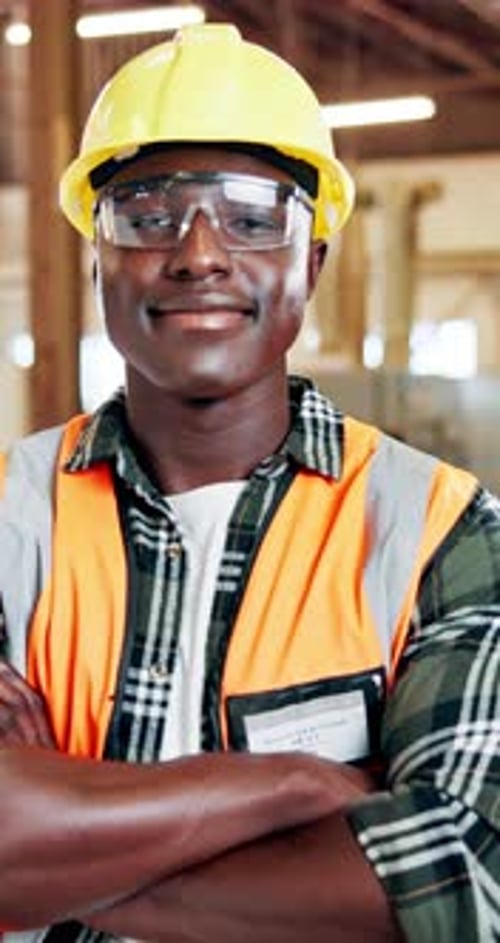 Hombre negro, rostro y arquitecto con confianza para negocios de construcción, madera o muebles