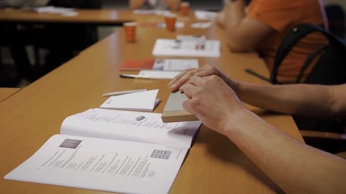 Personas que se hacen la prueba dentro de una habitación