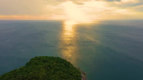 Vista aérea de drone da bela ilha paradisíaca tropical de Ko Man, na Tailândia