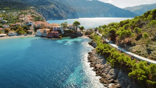 Vista panorámica del pueblo de Assos y la costa de verano en Cefalonia, Grecia, desde arriba