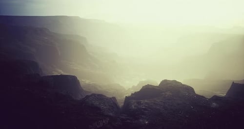 Nebelige Landschaft enthüllt majestätische Felsformationen in der Morgendämmerung in abgelegener Wildnis