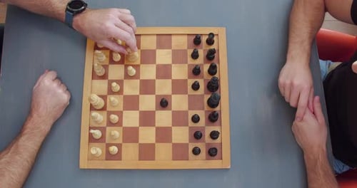 Schach spielen. Die Kamera befindet sich über der Platine