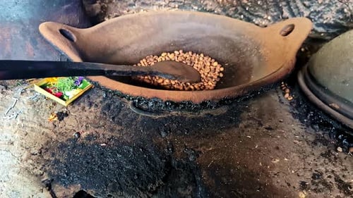 Vista de cerca de una cocina tradicional balinesa y elementos culinarios alrededor del verde flujo de canang hindú