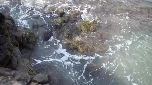 entspannendes Meerwasser, das durch Felsen fließt — schwenken Sie nach rechts