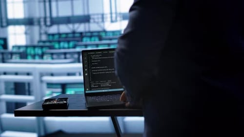 El ingeniero de Server Hub trabaja con un modelo computarizado de inteligencia artificial