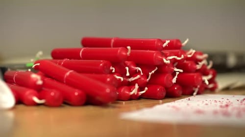 Très gros plan d'un tas de bougies rouges.