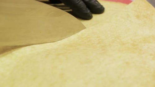 Leckere Hühnchen-Fajitas mit Gemüse, serviert mit Tortillas auf einer Bratpfanne