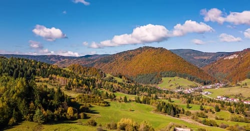 Vue aérienne panoramique hyperlapse de la campagne colorée en automne ensoleillé