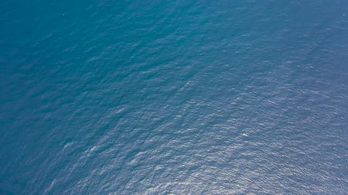 La superficie del mar, vista desde arriba del agua de mar azul