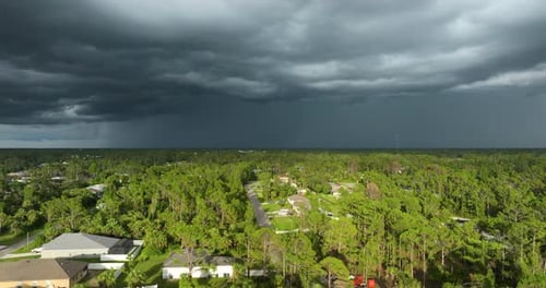 Nuvens tempestuosas se formando durante uma tempestade no céu escuro se movendo e mudando o clima da paisagem nublada