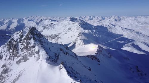 Impact d'un astéroïde météore sur une grande montagne enneigée, vue aérienne
