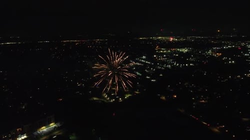 Luftaufnahme Nachtfeuerwerk Ein lebendiges Feuerwerk beleuchtet den Nachthimmel über einem