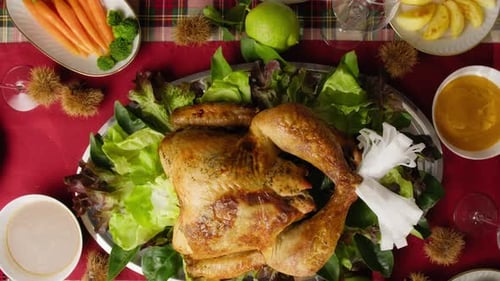 Feiern Sie das Erntedankfest mit Brathähnchen und Lebensmitteln